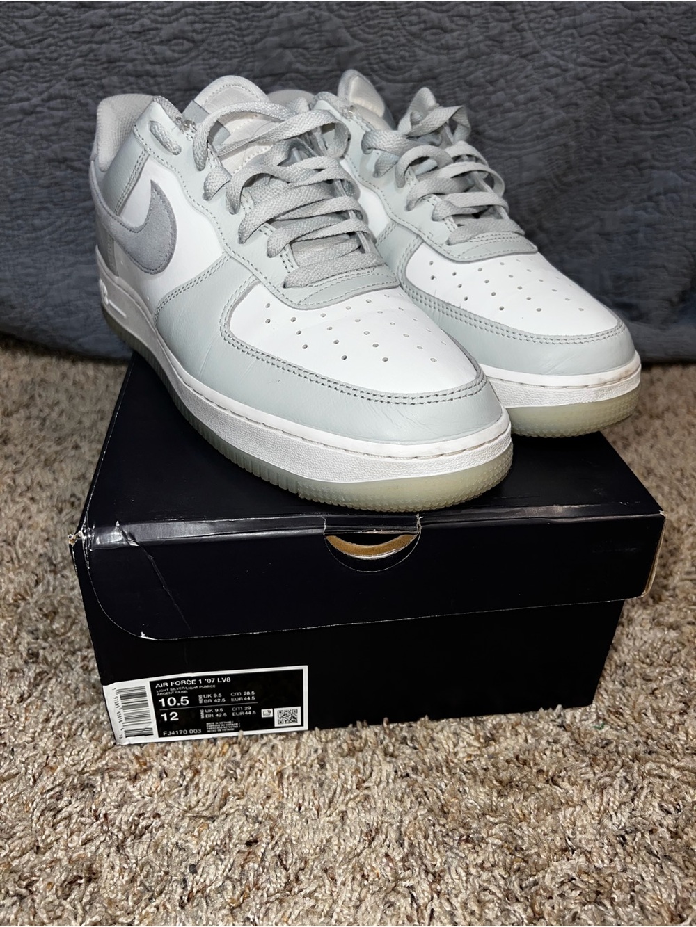 Nike  Low Top Sneakers in Light Gray and White
